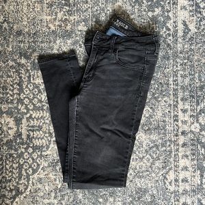 American Eagle super stretch jegging. Size 8 grey. Lightly warn, no rips/ tears.